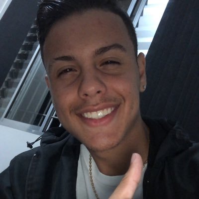 Aquele que não luta pra ter o futuro que quer, deve aceitar o futuro que vier. Mil cairão, mas eu não!! ⚽❤