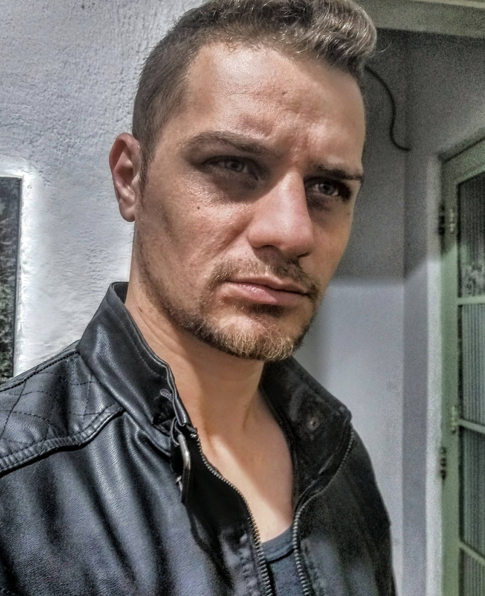 Cristão, na luta por uma vida digna, feliz e honrada.
Caricaturista, futuro designer e dono do próprio negócio