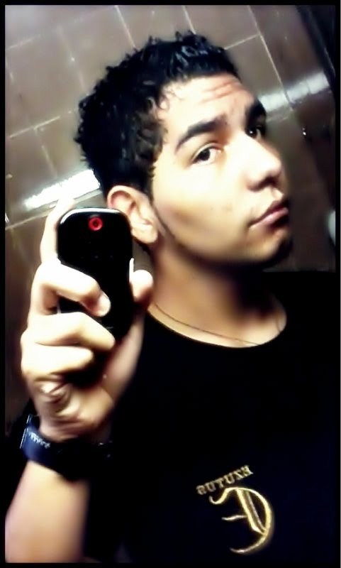 sou um cara que procura sempre proporcionar as pessoas que estão a minha volta a maior FELICIDADE! :D