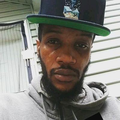 Rapper..Founder Of Center Lane Muzik Group..Grinder..Actor..#SCBD...Buffalo #WEUPNation.. #JetFull....For Features & Booking @sparkzzombeez09@gmail.com