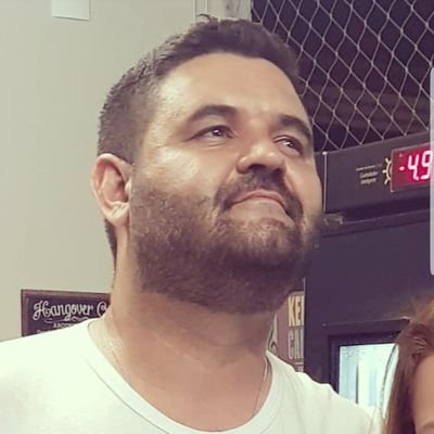 Filho da Dona Marta, Atleticano, formado em Ed. Física professor de Natação Hidroginástica e Aqua Bike.