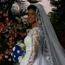 Não deixe de viver o que vc é, para viver o que os outros querem que vc seja. Viva cada momento da sua maneira, pq a vida é sua e ninguém pode vivê-la por vc.