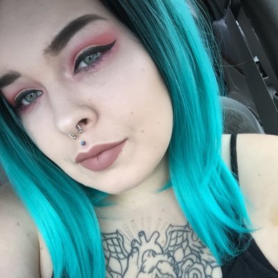 makeup junkie | mom | youtuber