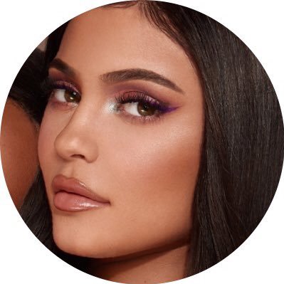 《@kyliejenner》ファンアカウントです🇯🇵 Kylieの最新情報をシェアしていきます                                                                     @kyliecosmetics