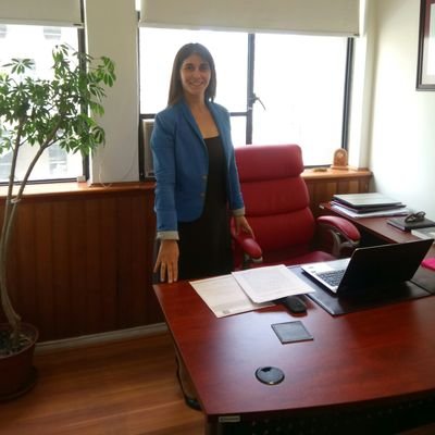 Madre, casada, dueña de casa, abogada y cristiana.