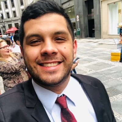 Economista.     Emprendedor.
