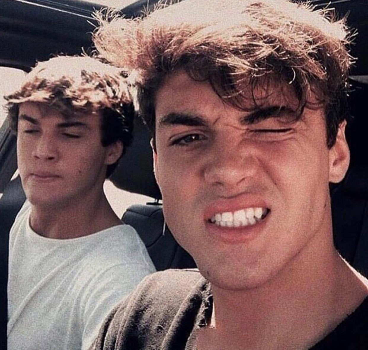 This is a dolan twin fan account as you can see _.astroedits._ on Instagram  
💜E’s Lane💜( i also love gray)
💫10.3.2018💫(that’s when I started this account)