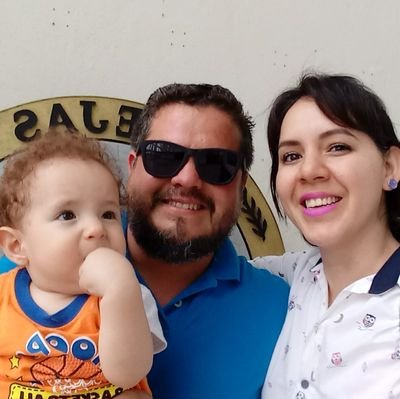 urikam's profile picture. Mercadologo de corazón, basquetbolista de nacimiento, lector como hobbie, escritor frustrado porque me llegó el amor, emprendedor de profesión