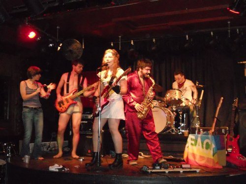 PeaceLuvNStuff's profile picture. Blues/punk tunes from the greatest town in the world. Lavonne - vocals, guitar, Smitty - bass, @DylanisBlue - guitar, JoJo - drums.