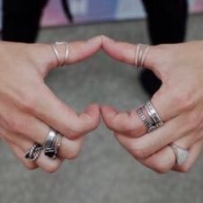 ジミンちゃんが私の癒し💜🐥 バンタンが大好き💜 K-POP大好き💕SEVENTEEN💕NCT💕EXO💕BLACKPINK💕I've💕 何でも聴く💕 楽しいこと大好き😊 釜山🇰🇷でジミナに3年ぶりに再会🥰🐥 初ソウル婚🇰🇷でシュガさんに感動😍
