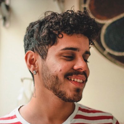 Faço arte pela terapia, e design para melhorar a vida das pessoas.