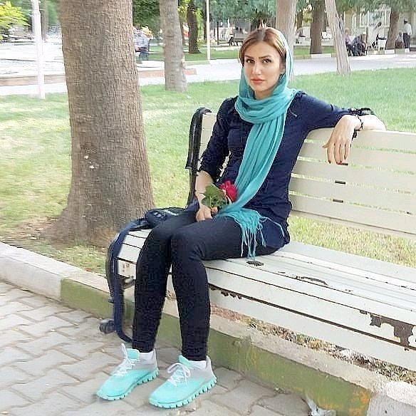 دکتری علوم سیاسی و حقوق. قبلا روزنامه نگار... اما الان استاد و عضو هیات علمی دانشگاه تهران در رشته حقوق بین الملل. عاشق محیط زیست. و فلسفه دین