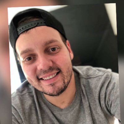 24 anos, Programadores são ferramentas para converter cafeína em código - PHP, C, C++, Java. Futuro milionário. Mal-humorado, feio, pobre e antipático.
