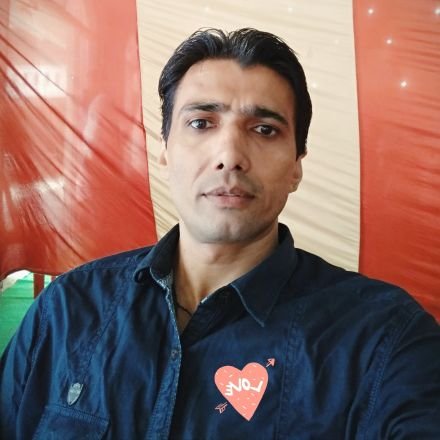 Kiss ko apna kahiyenga.
Behtar hai chup rahiyenga ????