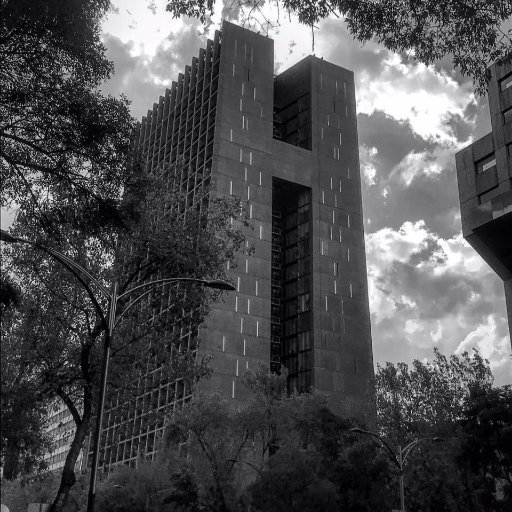 Eduardo Hache: Diseñador gráfico y fotógrafo independiente ubicado en la Ciudad de México.