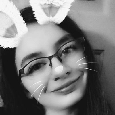 ashelynrosebud's profile picture. Obsessed fangirl, future photographer, cat owner, Santa's helper, semi-professional simmer.