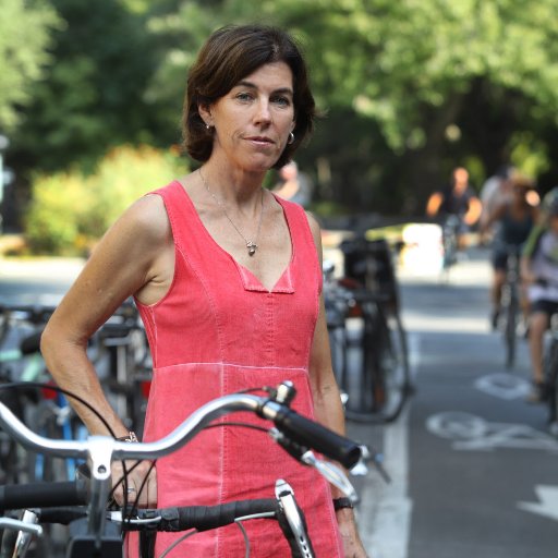 Ex-PDG de Vélo Québec, cycliste urbaine assidue, passionnée de mobilité durable.