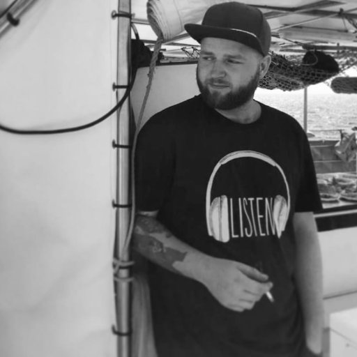 __URSUS's profile picture. Een eigen biografie schrijven voelt een beetje als genieten van je eigen ruft. Niet oké dus.