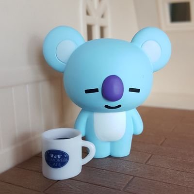 Daily life and adventures of a (very small) blue koala named Koya. 
[Fan account / Parody. Not officially affiliated with BT21.]