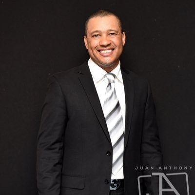 I'm a professional photographer with over 15 years of experience. My work can be seen on the web and everywhere, ''where images come to life''