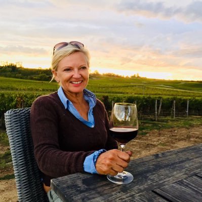 Wine student turned winemaker and vineyard owner of Fronsac's newest Chateau. Une rosbif à Bordeaux passionnée par le vin et le développement durable.🍷