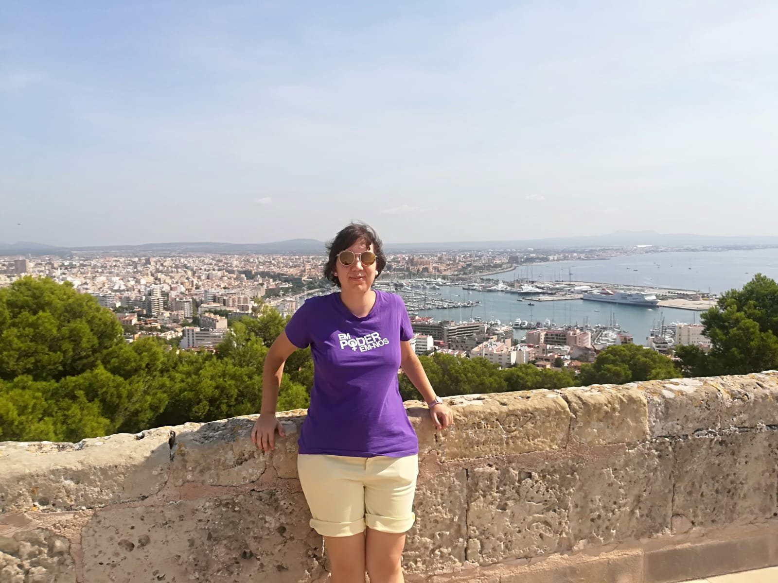 👩‍🏫📜📝🎭 = Professora de Llatí, a qui agrada escriure (poesia) i anar al teatre. Per a certa gent, certament rara avis🤷‍♀️