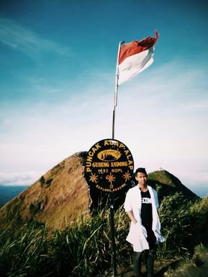 Jasad dikandung bumi, amal bumbungkanlah tinggi.