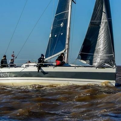 Economista. No hay camino, sino estelas en la mar.