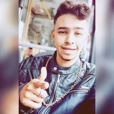 Nasceu em 1999 no Paraná, em 2016 concluiu o Colegial 🎓, atualmente está solteiro e cursa faculdade de Gestão Financeira, série favorita: Teen Wolf 🐺