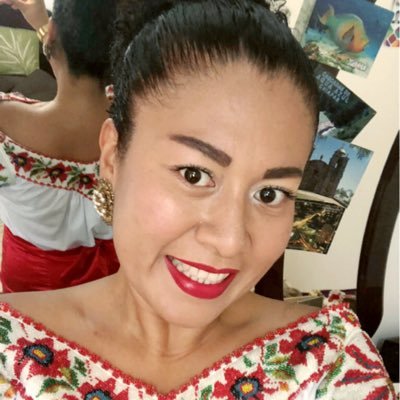 Costeña por nacimiento, mujer, esposa y madre de familia.