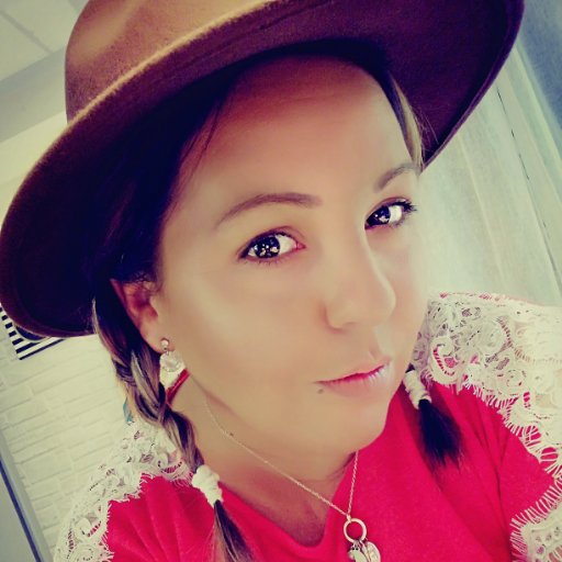Maman française de 4 enfants, 38 ans et assumant ses rondeurs...😉
Passionnée de mode et de beauté, je tiens désormais mon p'tit blog!