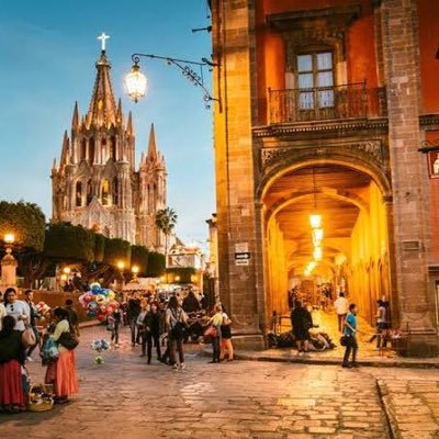 Andresglzc's profile picture. El que tiene para el whisky, tiene para los hielos.