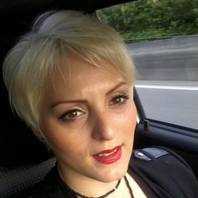 Je suis une femme calme élégante honnête optimiste savoir vivre charmant culture du bonheur générosité gentillesse sensible fidèle Je suis une femme sensible