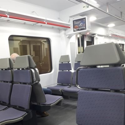 Reflexions que et passen pel cap quan viatges cada dia en un tren de Rodalies. Filosofades matineres i queixes varies...però amb humor, sempre amb humor.