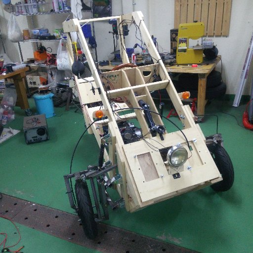 ガレージでものづくりをしています。 一人乗りの木の自動車（マイクロカー、ミニカー）を製作中。