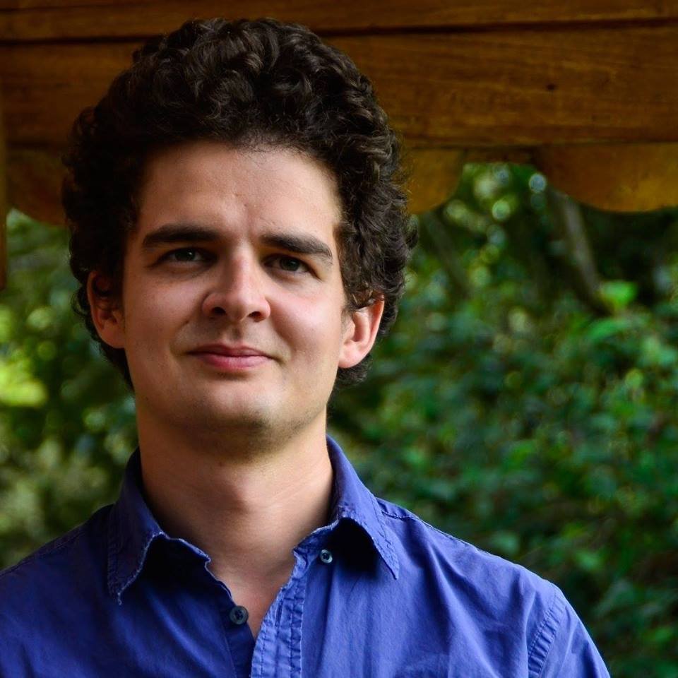 Profesional en Gobierno y Asuntos Públicos de la Universidad de los Andes.
