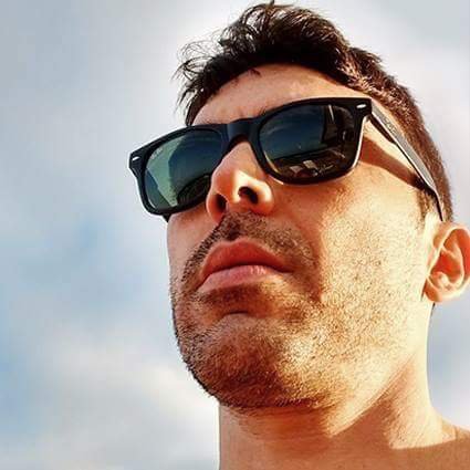 raphaelbn's profile picture. Sociólogo de formação, designer e diretor de arte de ofício. Surfista, ayahuasqueiro, rubro-negro.