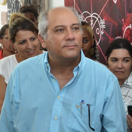 Ministro de Cultura de Cuba. Poeta y editor. Miembro de la Unión de Escritores y Artistas de Cuba (UNEAC).