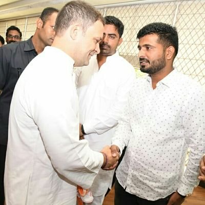 किरदार में मेरे भले ही,अदाकारियां नहीं हैं, ख़ुद्दारी है, गुरूर है पर, मक्कारियां नहीं है !