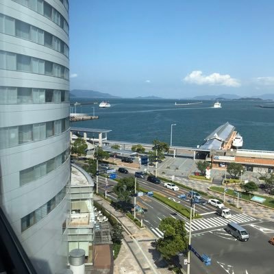 その昔は四国から本州へ向かう旅人が必ず通っていた「高松築港」。今は「サンポート高松」となって高松市民の憩いの場として、日々親しまれています。毎週のように様々なイベント開催、大型客船の寄港時はとても賑やか。JR高松駅と高松港が隣接する陸と海の玄関口「サンポート高松」。瀬戸の都・高松市は皆様をお待ちしてます。#コロナ退散