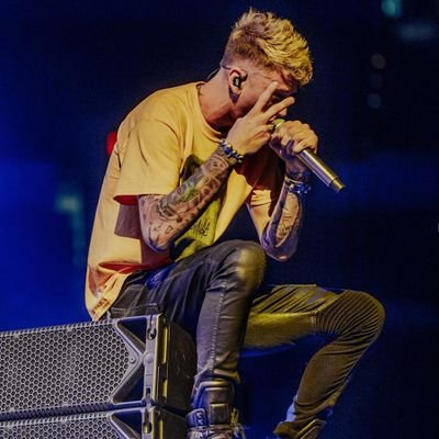 Andrewrpgw's profile picture. 𝑷𝒆𝒓𝒆 𝒄𝒆𝒍𝒊𝒃𝒂𝒕𝒂𝒊𝒓𝒆 𝒒𝒖𝒊 𝒗𝒊𝒕 𝒄𝒐𝒎𝒎𝒆 𝒖𝒏𝒆 𝒓𝒐𝒄𝒌 𝒔𝒕𝒂𝒓.