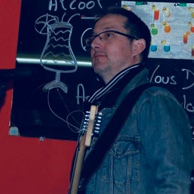 Guitariste électrique, Auteur compositeur, sériemaniac, serial lecteur, losciste et USOBoy