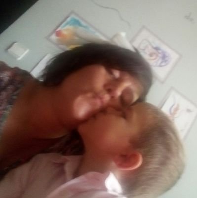 Soy persistente, pasional, emocional y perdidamente enamorada de la vida estamos aqui para dos dias, y que nos pille bailando el tercero.