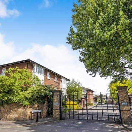 Welcome to #KingsworthyClose, a gated residential development, a short walk from the river #Thames, in the picturesque historic town of #Kingston upon Thames.