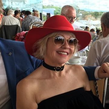 Lover of property and fashion. Author, lawyer, general dogsbody who likes it hot - the weather that is, and food.