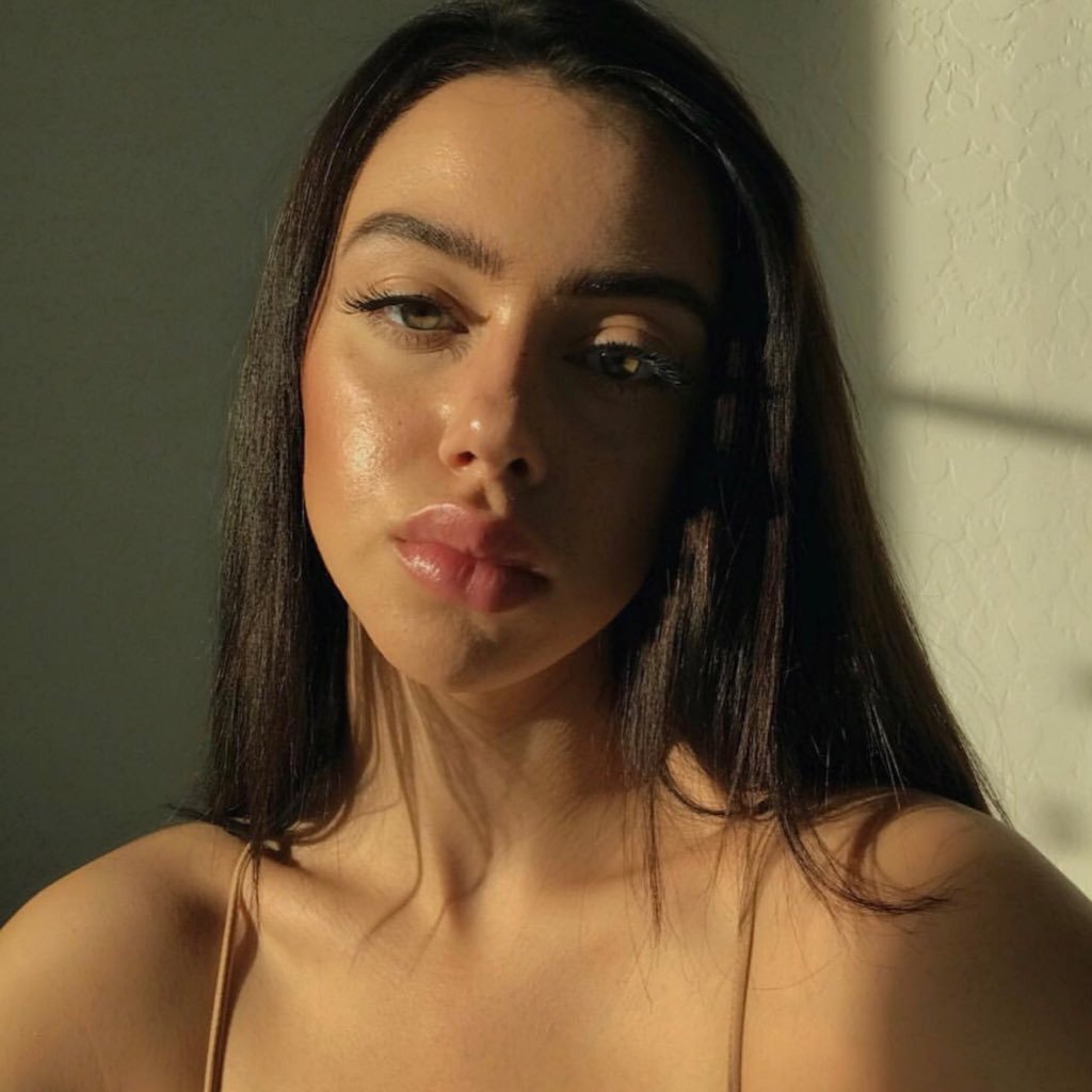 AlisonBennitt's profile picture. need me a sugar daddy https://t.co/YsO3Qfzxpu