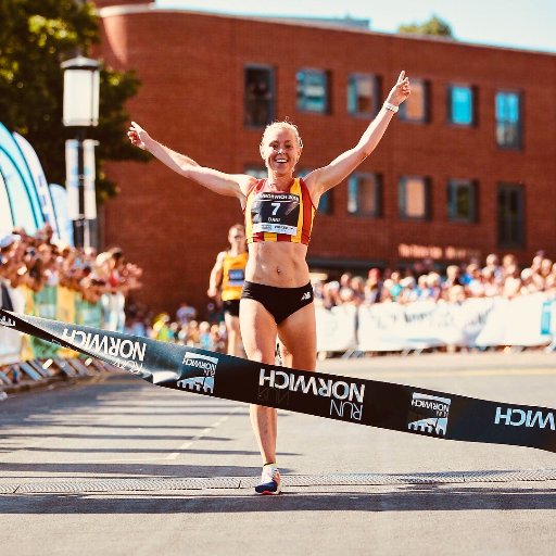 Having fun juggling life and chasing my dream one more run at a time 🏃🏼‍♀️💫💪 England elite distance runner and Head of Exhibitions at London Marathon Events