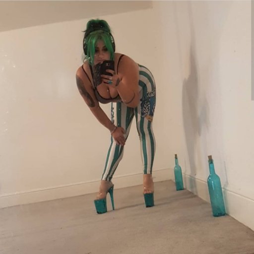 EbonyVenomPole's profile picture. BookSlug. Disney Tattoos. Peircings Galore. Pole Dancer. Fire Eater. Studio Whore💙                                 
.
Instagram; Ebony.Venom
Snapchat; eggymann
