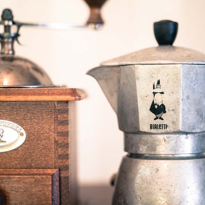 coffee_sage's profile picture. 小田急 梅ヶ丘駅徒歩5分。自家焙煎の喫茶店です。カウンター10席ほど、喫煙可でbarの間借り営業のようになっております。平日10:00～19:00(L.O.)、土日祝11:00～19:00(L.O.)20時で喫茶店の営業は終わりです。定休日:毎週火曜