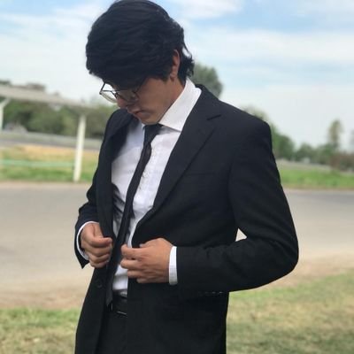 Mis amigos, mi familia, mi perro y el sol son las cosas que yo tengo como religión.